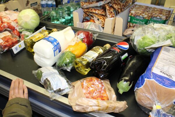 allerlei boodschappen op een lopende band bij de kassa van een supermarkt