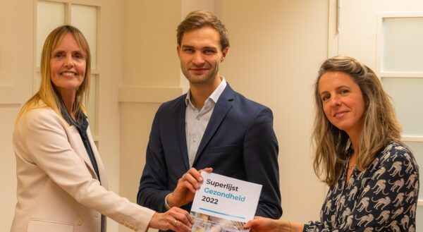 Overhandiging Superlijst 2022 aan staatssecretaris van Ooijen